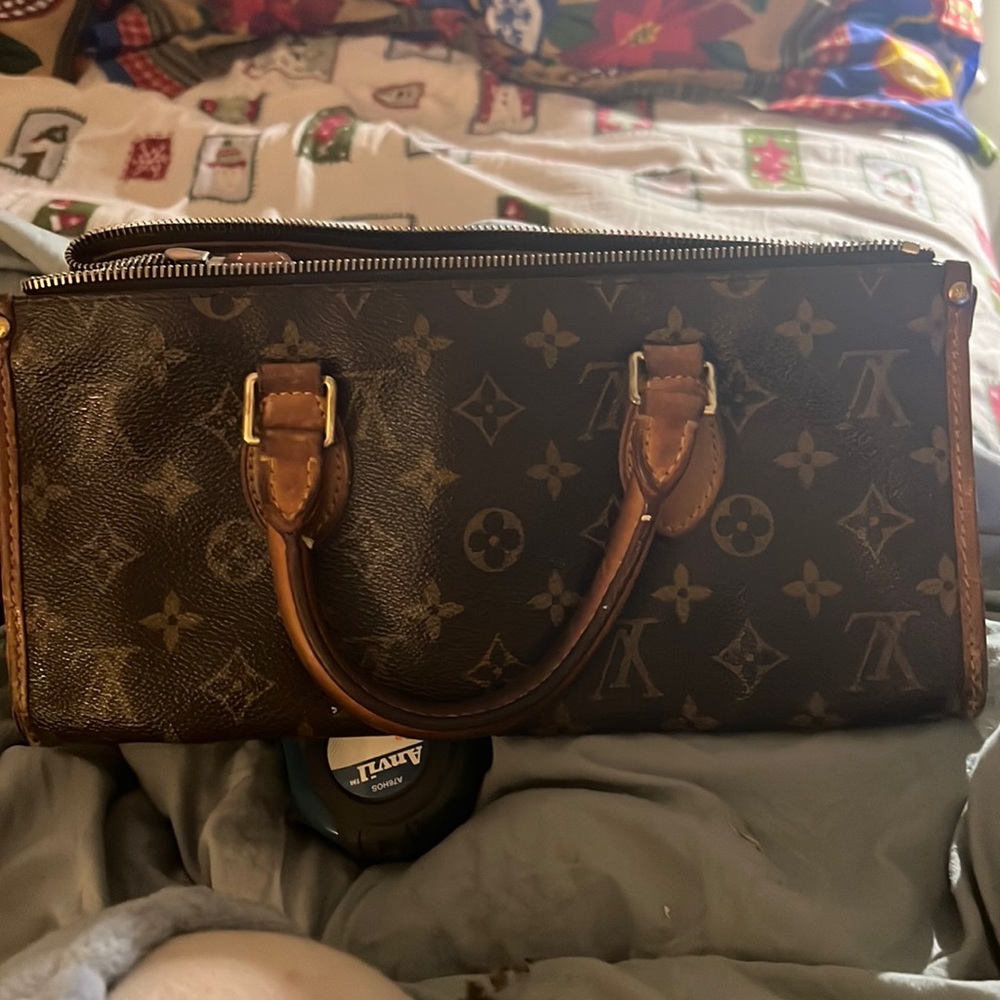 Vintage Louis Vuitton hand bag.